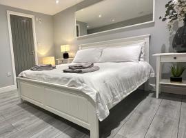 Modern Luxury Private Detached 1 Double Bedroom Studio Apartment - Super Fast Wifi, feriebolig i Luton