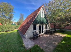 Het Familie Boshuisje - vakantiewoning op prachtig park met veel faciliteiten inc ligbad, cottage ở Gramsbergen