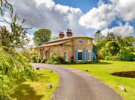 Private room & bathroom in Manor House, hotel en Maybole