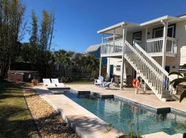 Swansea-by-the-Sea -- Spacious home - heated pool, hot tub, walk to beach!, obiteljski hotel u gradu 'Ormond Beach'