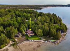Waterfront Cottage for rent (Near Sauble Beach), hotel in Wiarton