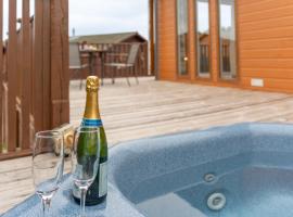 52 Meadow View With Hot Tub Available To Hire, hotel in Ilfracombe