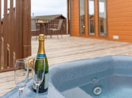 52 Meadow View With Hot Tub Available To Hire, hotel with jacuzzis in Ilfracombe