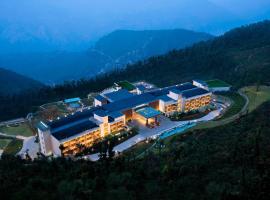 JW Marriott Mussoorie Walnut Grove Resort & Spa, hotel in Mussoorie