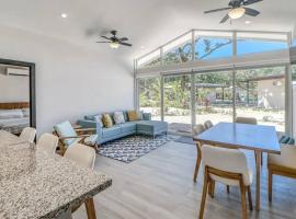Surfer's Oasis: New Modern Villa & Saltwater Pool, cottage in Playa Avellana