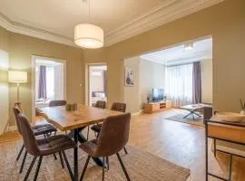Stunning Luxury 3 Bedroom Apt in the Heart of Town