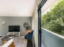 Modern Resort-style Stay near Queen Vic Market