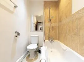 Metropolitan - 2 bed, private parking apartment, great commercial home from home stay!