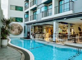 Ratri Hotel Phuket Old Town: Phuket Town şehrinde bir otel