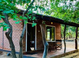 Funky Leopard Safari Lodge Bordering Yala National Park, отель с парковкой в городе Катарагама