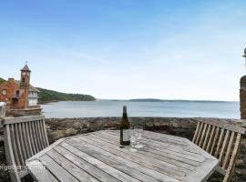 April Cottage, Cawsand - Beach front, pet-friendly hotel in Cawsand