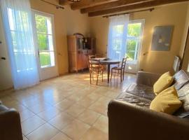 House with large private garden in Villereal, hotel in Villeréal