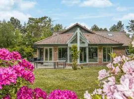 Nice Home In Hjby With 4 Bedrooms, Sauna And Wifi