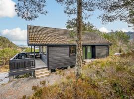 Nice Home In Valevg With Sauna And 2 Bedrooms，Valevåg的有停車位的飯店