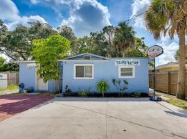 The Little Blue House - Pet Friendly! Fenced Backyard with Tiki Bar & Fire Pit, holiday home sa Hudson