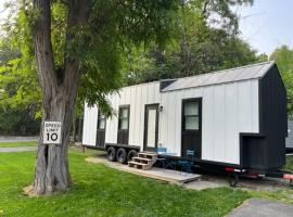 The Endeavor Tiny Home!, holiday home in Elizabethtown