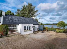 Traditional Cottage with Private Hot Tub in the Heart of Donegal, hotelli kohteessa Letterkenny