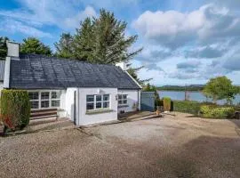 Traditional Cottage with Private Hot Tub in the Heart of Donegal