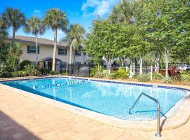 Sunnyside Palms - 2BR, Poolside, 5 min to Beach, apartamento em Largo