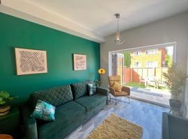 Stylish 2 Bed House With EV Parking, lággjaldahótel í Henwick