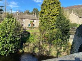 Bridgefoot Cottage, hotel con parking en Froggatt