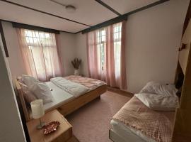 Gemütliches Doppelbett-Zimmer in Schöftland, íbúð í Schöftland
