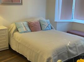 Bexhill Stunning 2 bedroom Sea Front Bungalow, viešbutis šeimai mieste Bekshilis
