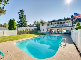 Epic Family Getaway with Pool, Game Room and Fire Pit!, vacation rental in East Wenatchee