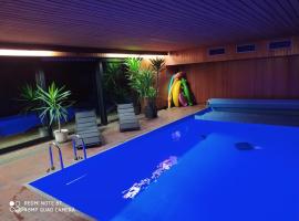 Park Villa Ferienwohnung mit Pool und 3 Schlafzimmer, икономичен хотел в Илцен