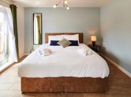 Spacious 4-bed, 3-bath home perfect for large groups, nyaraló Tamworthben