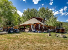 Historic Alpine Cabin with Scenic Mount Sopris View, hotell i Glenwood Springs