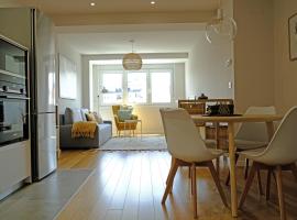 Adarve, con parking y vistas a la muralla