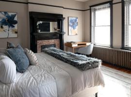 Updated 3 bedroom unit with balcony!, хотел в Кейп Джирардо
