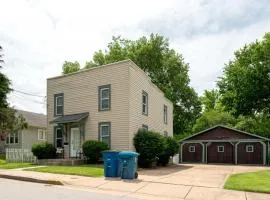 4 Bedroom House, sleeps 12, short walk to Main St!