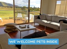 Contemporary Golf Course Frontage 3BR, pet-friendly hotel in Normanville