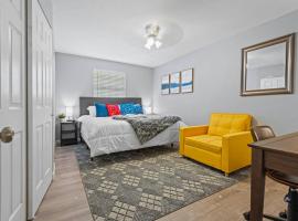 2 Bed Townhome Saint Charles, hotel dengan parking di Earth City