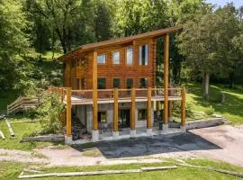 Panoramic Paradise 3BR Cabin with Idyllic Views