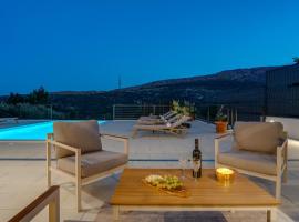 Villa Nacle with pool with hydromassage, hotell i Duće