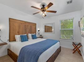Cozy Cottage • King Bed • Grove • Kayaks • Boat Parking, hotel i Grove