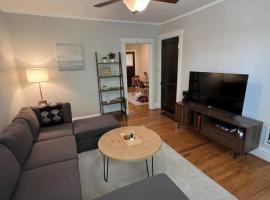 Lovely 2-BR apartment with free parking、Richmond Heightsのバケーションレンタル