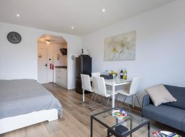 Sunny Studio - Only 5-Min Walk to Sea & Dunes, vakantiewoning aan het strand in Wijk aan Zee