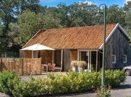 Serene Holiday Home in Haaksbergen with Hottub, sumarhús í Haaksbergen