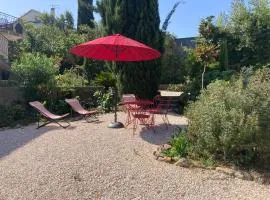 Haut de villa avec terrasse privative jardin et parking tout près des plages