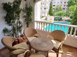 Nice and cozy flat with pool next to the beach, hotel u gradu Albir