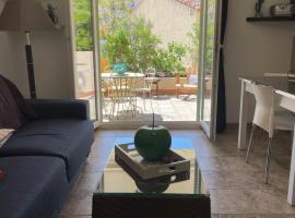 T2 Classé avec garage Centre ville et plage à 300 m ,Clim Wifi, hotel in LʼÎle-Rousse