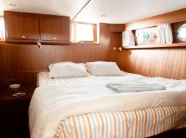Hébergement insolite en demi-pension et excursion en bateau, boat in Bouzigues