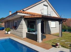 Chalet con piscina en O Rosal, alojamento com cozinha em Rosal