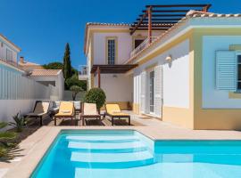 Yellow house, hotel in Aldeia do Meco