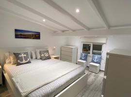 Luxury oceanfront villa in an idyllic location no1, hotel en Cala'n Bosch