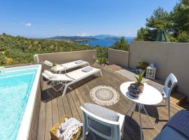 2br Suite White gea with private pool no01, hotel en Vassilias